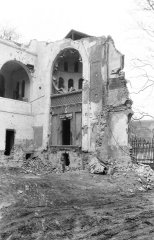 demolice synagogy: východní strana modlitebního sálu s průhledem do apsidy, pohled od jihozápadu