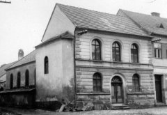 synagoga se západní novorenesanční přístavbou s předsíní a galerií pro ženy
