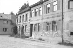 západní průčelí synagogy, vpravo židovské domy