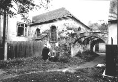 synagoga od jihovýchodu a prampouchy vjezdu do "židovského dvora"