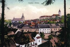 dobová pohlednice města se synagogou v popředí