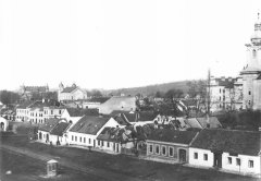 pohled na náměstí se synagogou v pozadí