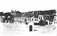 pohled na náměstí se synagogou v pozadí