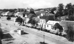 pohled na hlavní ulici a náměstí, synagoga v pozadí