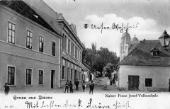 dobová pohlednice města se synagogou (vpravo)