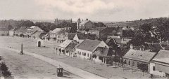 pohled na náměstí se synagogou v pozadí