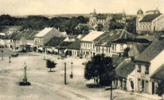 pohled na hlavní ulici a náměstí, synagoga v pozadí