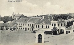 pohled na náměstí se synagogou v pozadí