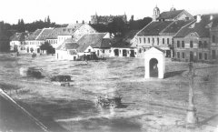 pohled na náměstí se synagogou v pozadí