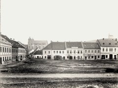 pohled na město se synagogou v pozadí