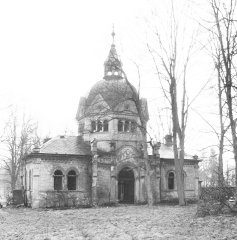 severní (hřbitovní) průčelí
