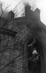 hořící synagoga