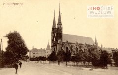 synagoga s Justičním palácem v pozadí