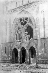 vchod do synagogy před odstřelem