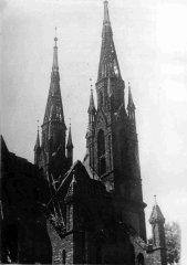 pohled na věže synagogy od východu
