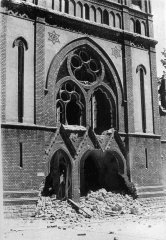vchod do synagogy před odstřelem