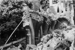 torzo pravé a zadní části synagogy po odstřelu