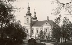 starší foto některých z kapliček před kostelem
