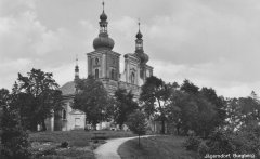 kapličky křížové cesty okolo kostela