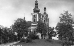 kapličky křížové cesty okolo kostela