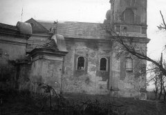 kapličky křížové cesty vedle poškozeného kostela po válce