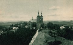 starší foto některých kapliček křížové cesty před kostelem