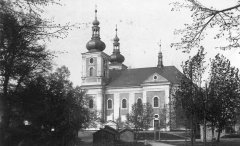 kaplička křížové cesty před kostelem