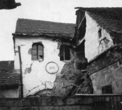 severní průčelí synagogy s letopočtem založení 1822