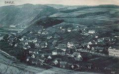 historické foto vsi se synagogou (u šipky)