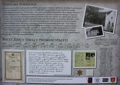 infopanel u pomníku obětem Šoa na místě zbořené synagogy
