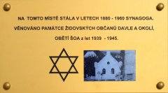 pamětní deska na pomníku obětem Šoa na místě zbořené synagogy - detail