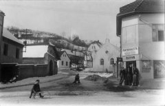 historické foto synagogy (v pozadí)