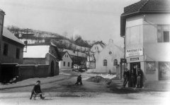 historické foto synagogy (v pozadí)