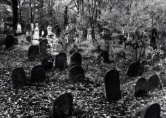 před zaplavováním hřbitova