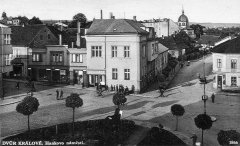 synagoga v pozadí