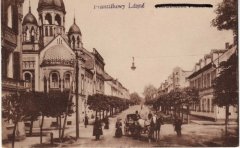 dobová pohlednice města se synagogou (vlevo)