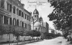 dobová pohlednice města se synagogou