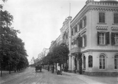 Hönnlstrasse (dnes Francouzská ulice), v pozadí pohled na synagogu