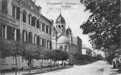 dobová pohlednice města se synagogou