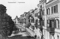 dobová pohlednice města se synagogou
