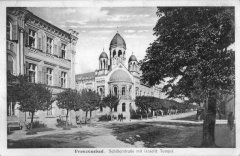 dobová pohlednice města se synagogou