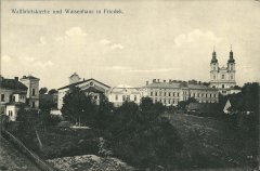 historické foto synagogy (vlevo od středu)