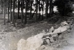 místo, kam byly zahrnuty pomníky z likvidovaného hřbitova