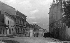 historické foto synagogy (vpravo)