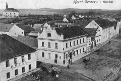 dobová pohlednice města se synagogou (při levém okraji, před kostelem)