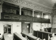 historické foto interiéru synagogy - pohled k postranní galerii