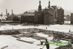 starší foto věží synagogy (vlevo nahoře u komínů)