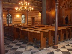 interiér synagogy – soubor lavic z evangelického kostela v Trnově
