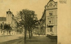 starší pohlednice města se synagogou (vlevo)