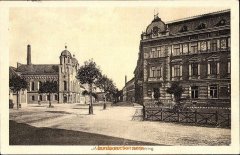 dobová pohlednice se synagogou (vlevo)